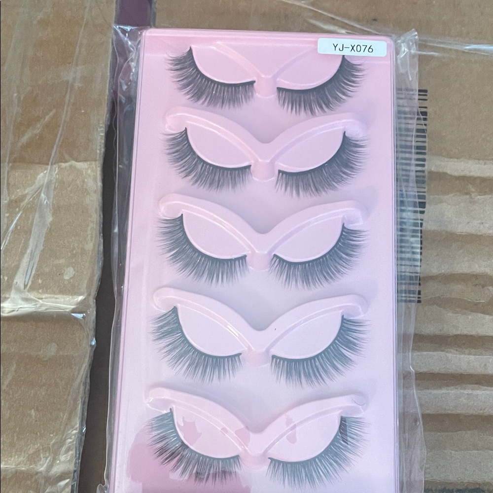Set of False Eyelashes in Pink Tray